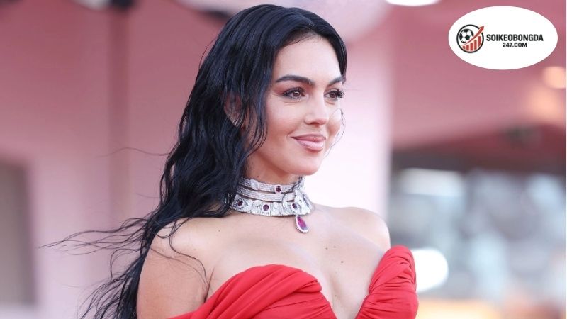 Vợ cầu thủ đẹp nhất thế giới - Nữ thần quyến rũ và thành đạt 2 Sự quyến rũ của vợ cầu thủ đẹp nhất thế giới